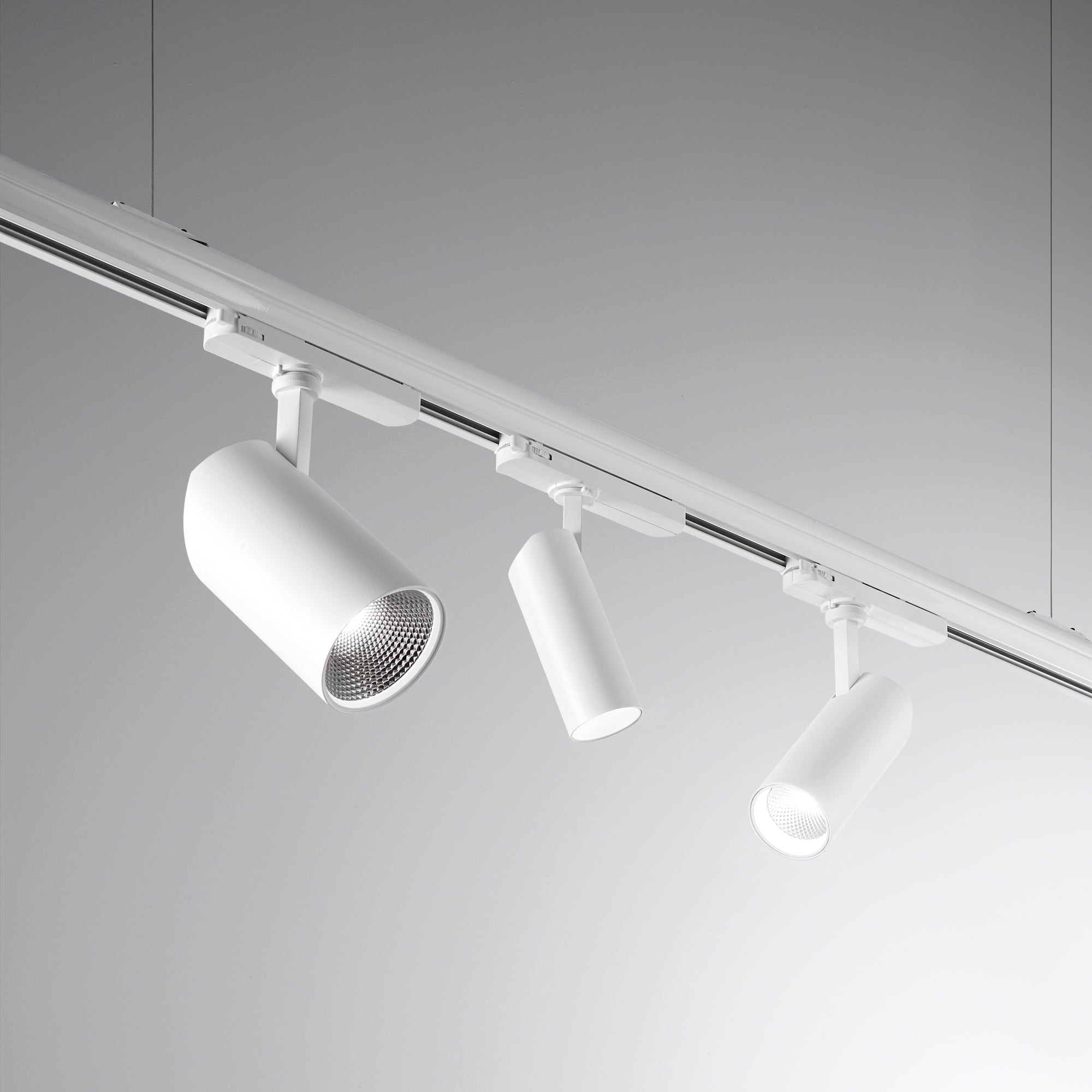 Faro LED ACTION con adattatore trifase invisibile - FT-FeelThe