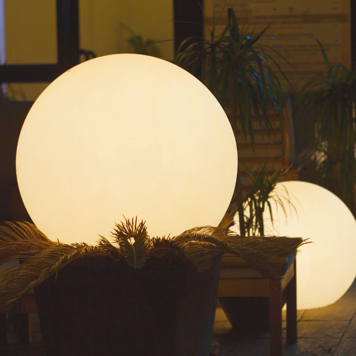 Lampada LED GECO ricaricabile con funzione RGB + luce naturale con telecomando incluso - FT-FeelThe