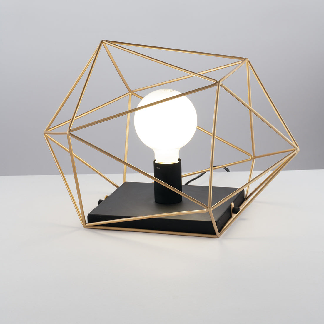 Lampada da tavolo ABRAXAS nera e oro in metallo dal design geometrico - FT-FeelThe