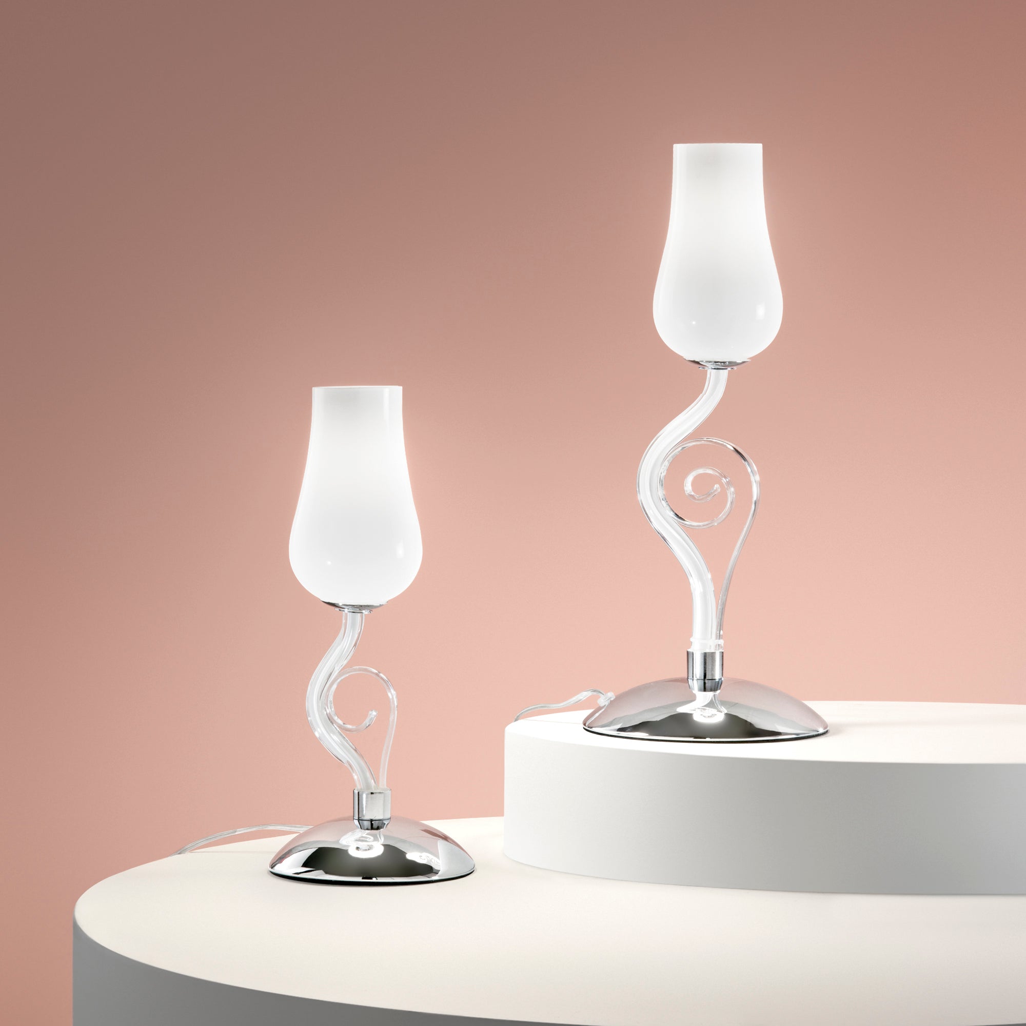 Lampada da tavolo ANGEL in vetro soffiato bianco e dettagli cromati - FT-FeelThe