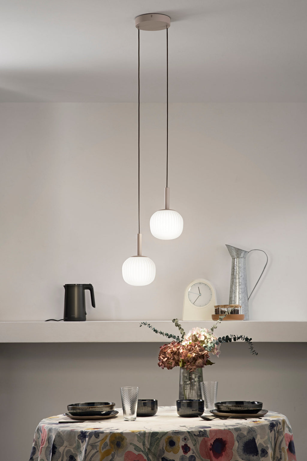 Sospensione e lume ERIS in metallo marrone sabbia e vetro bianco latte | FT Feel The