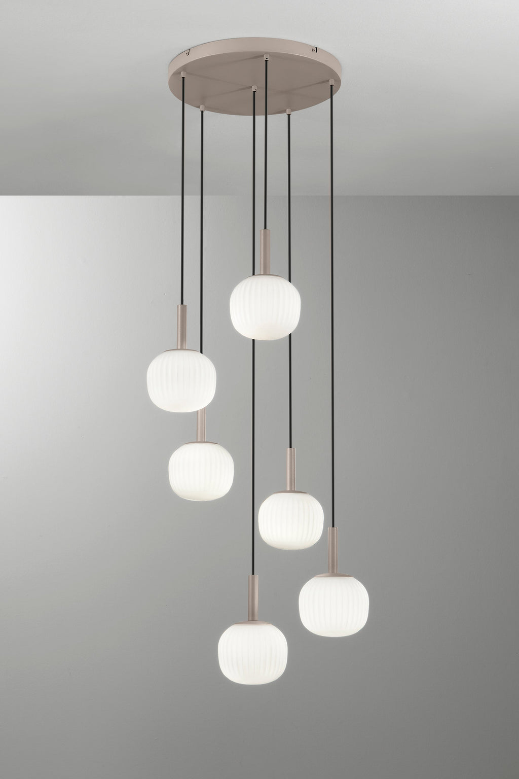 Sospensione e lume ERIS in metallo marrone sabbia e vetro bianco latte | FT Feel The