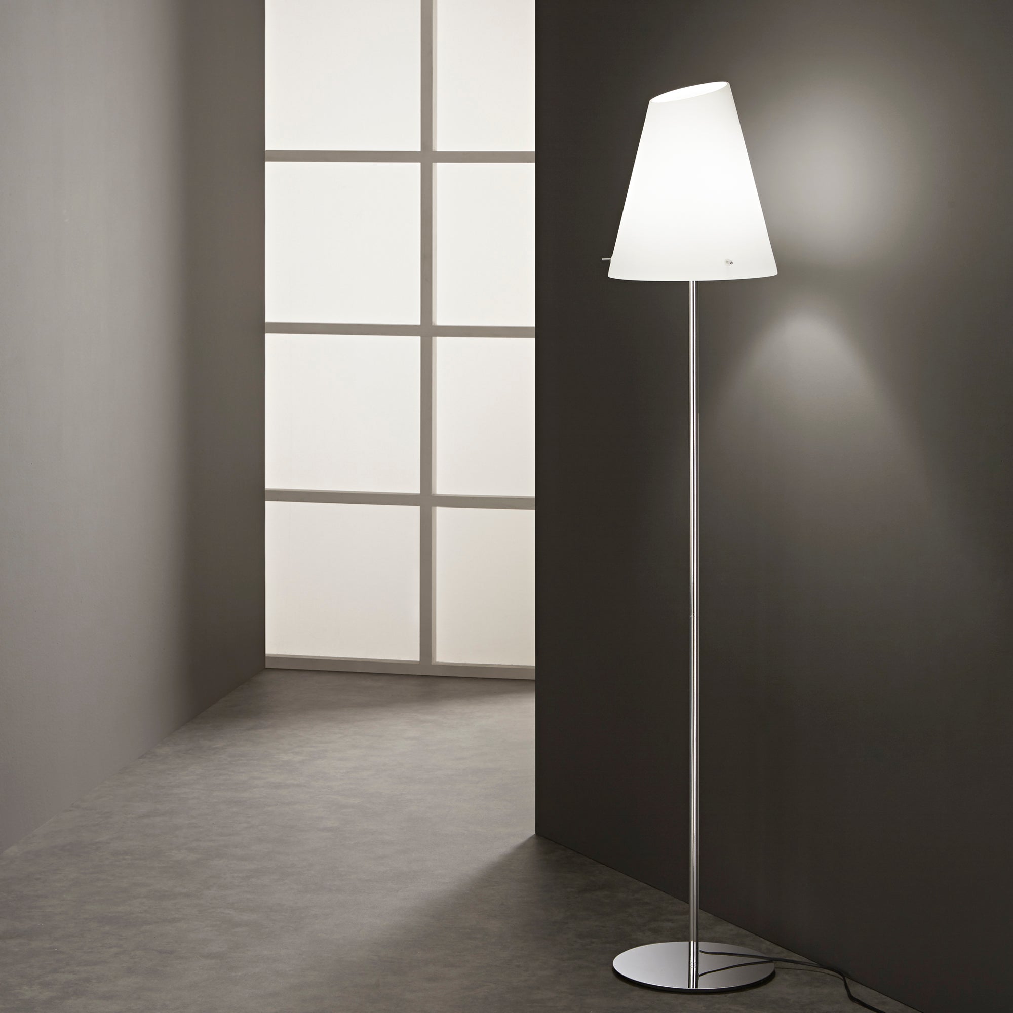 Piantana ERMES, disponibile con cavo in tessuto rosso o in PVC nero - FT-FeelThe