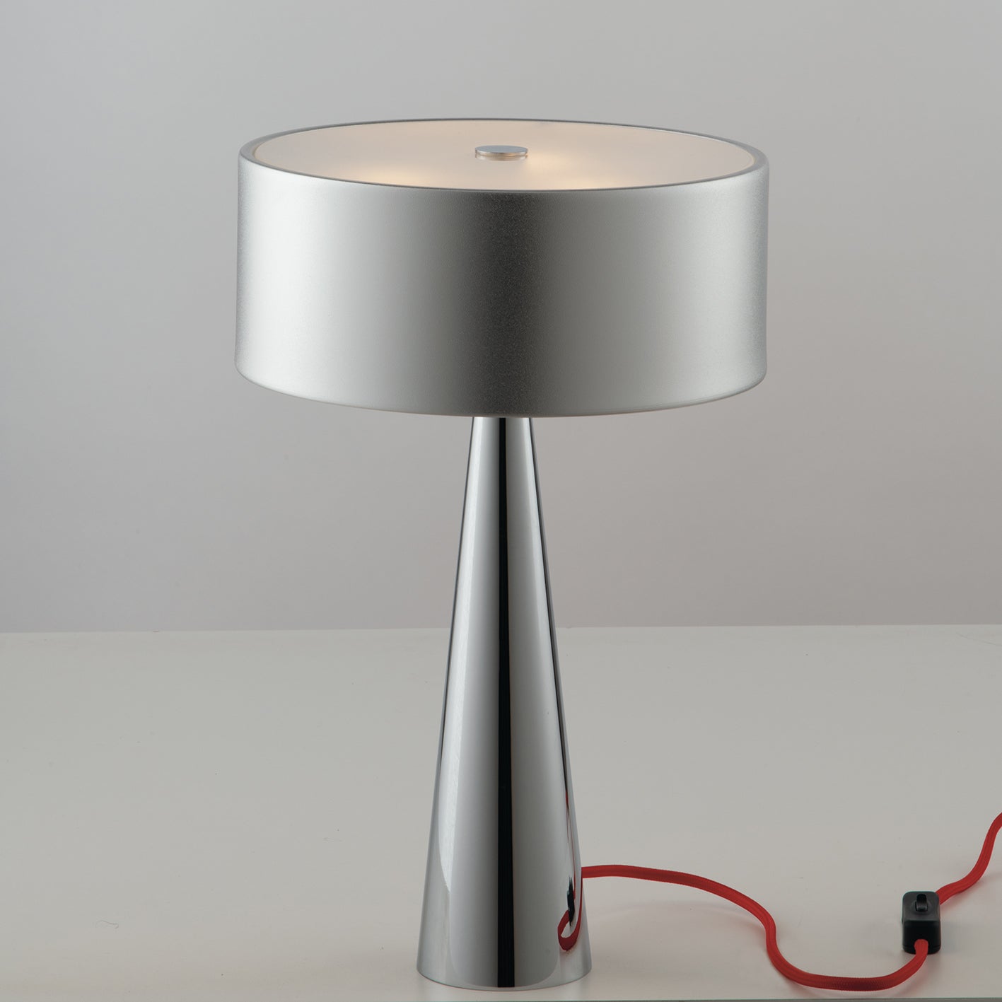 Lampada da tavolo argento HEMINGUAY in metallo con paralume in alluminio - FT-FeelThe