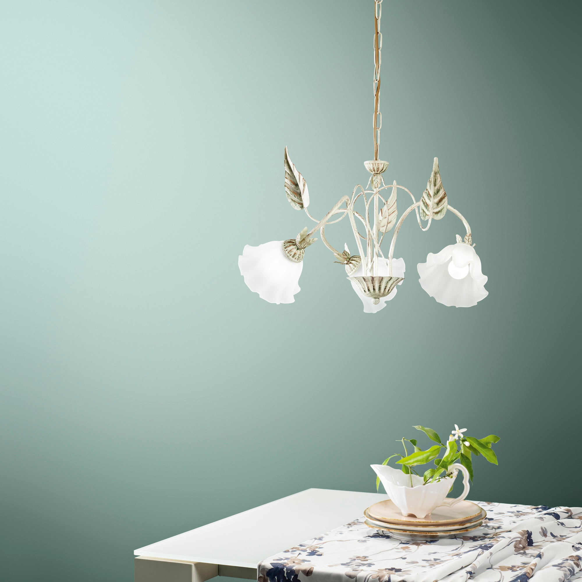 Lampadario ISOTTA in metallo avorio e tre diffusori in vetro bianco - FT-FeelThe