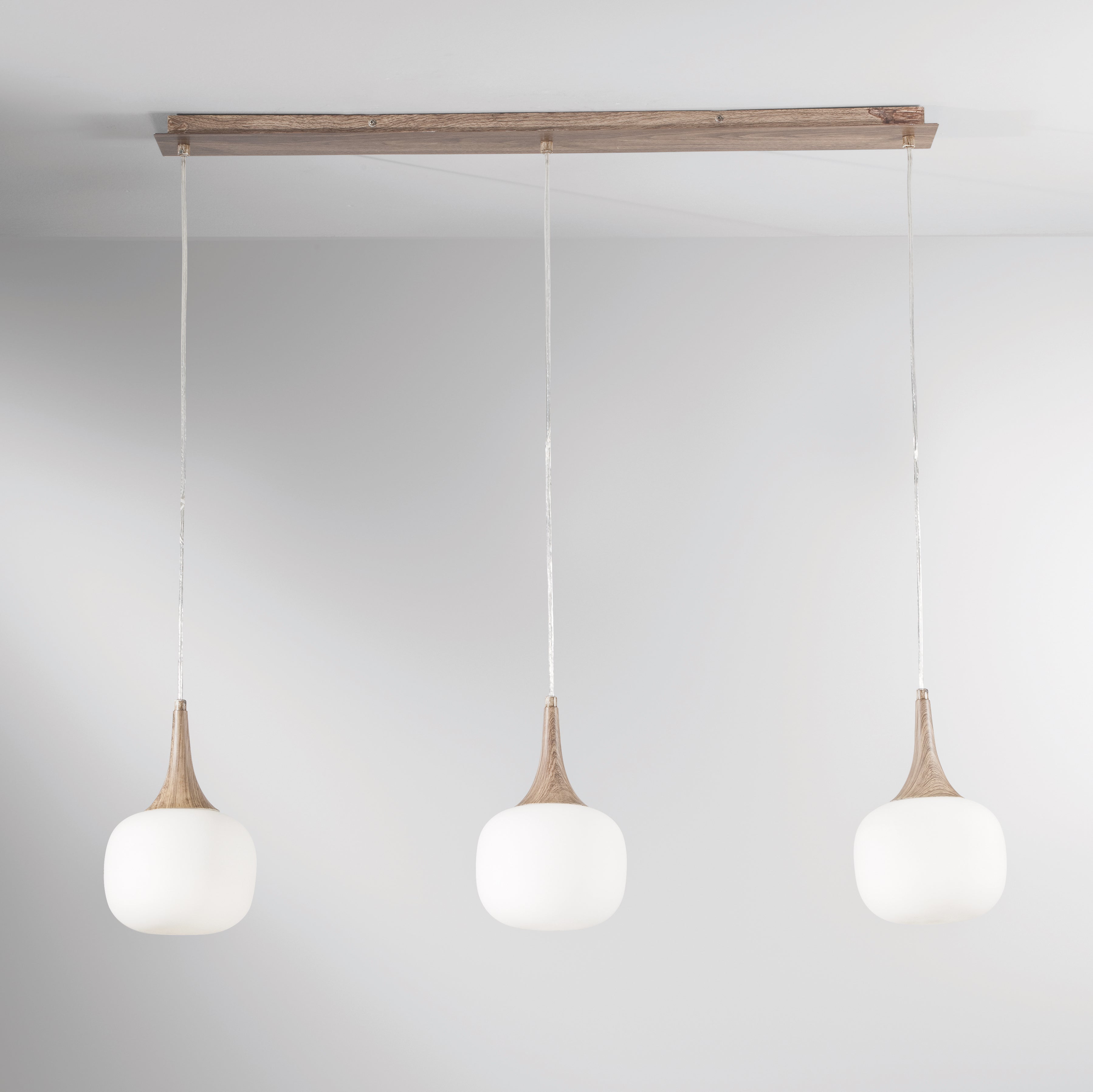 Sospensione lineare JAIPUR in metallo con tre diffusori in vetro - FT-FeelThe