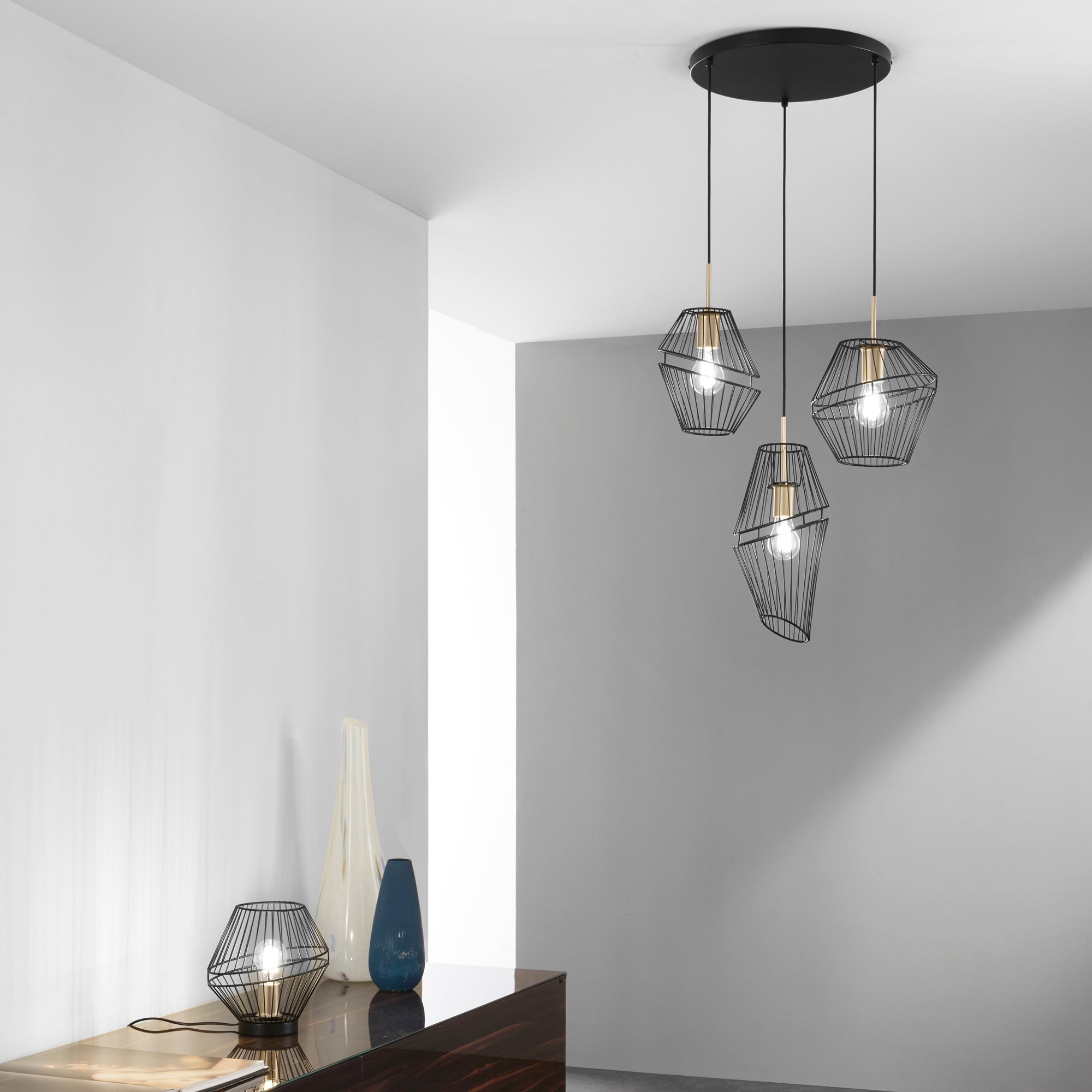 Lampadario a sospensione KIKO a tre luci in metallo nero e oro - FT-FeelThe