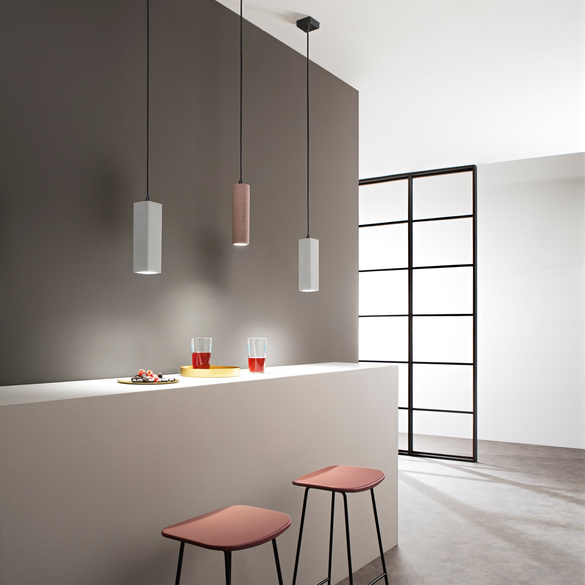 Lampadario a sospensione Kruk con struttura quadrata in cemento naturale (1XGU10) - FT-FeelThe