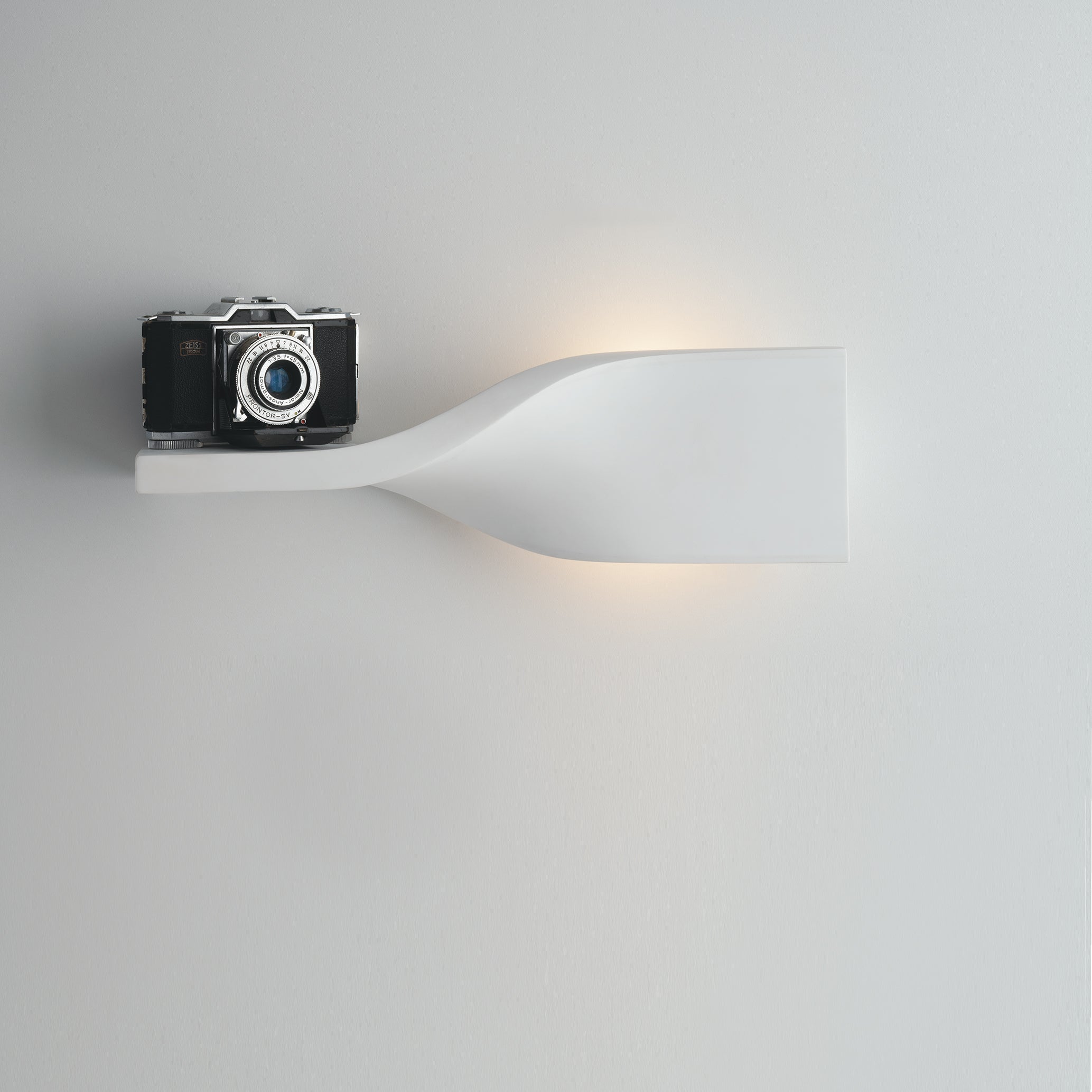 Applique PIROETTE verniciabile con mensola e luce biemissione - FT-FeelThe