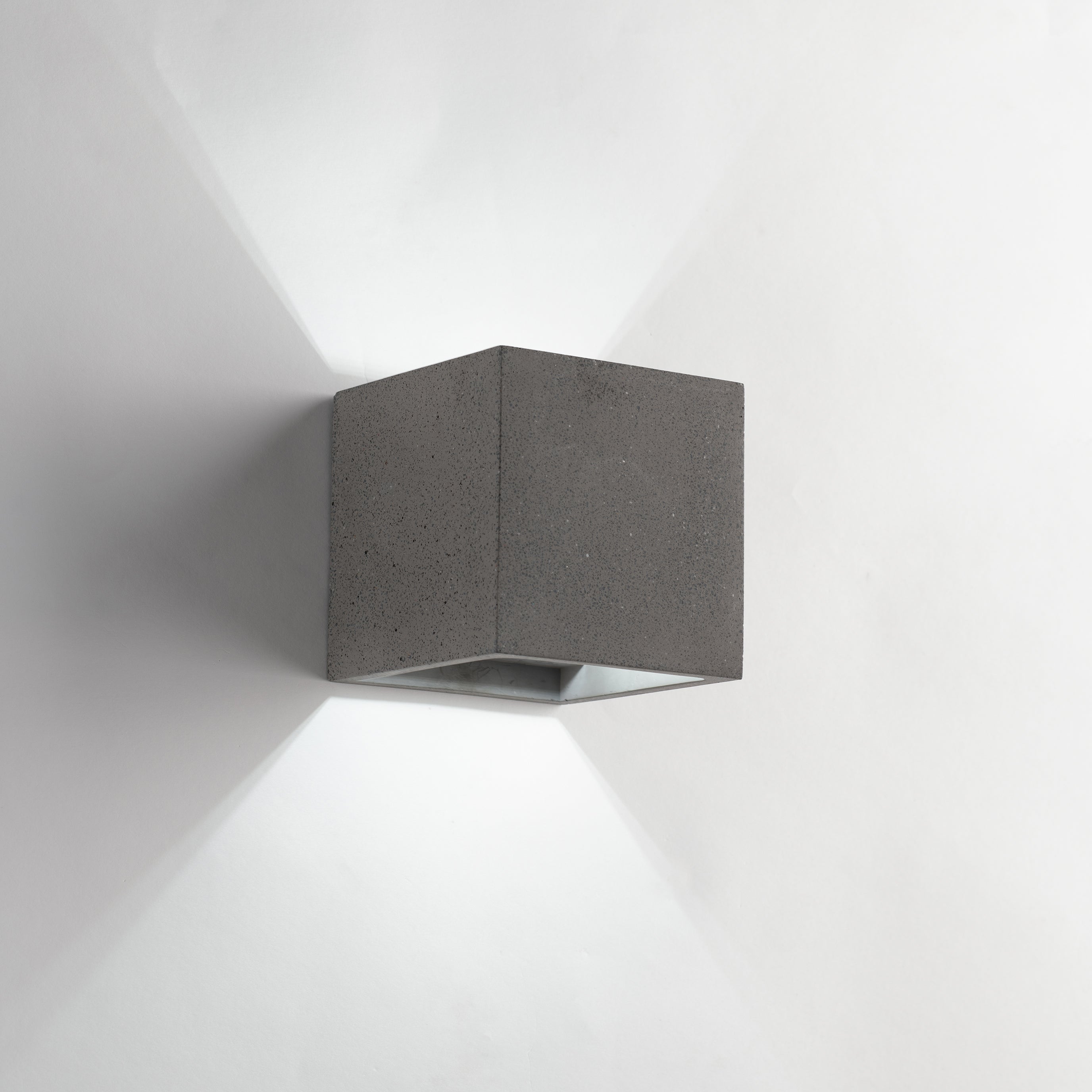 Applique RUBIK in cemento naturale e luce biemissione - FT-FeelThe