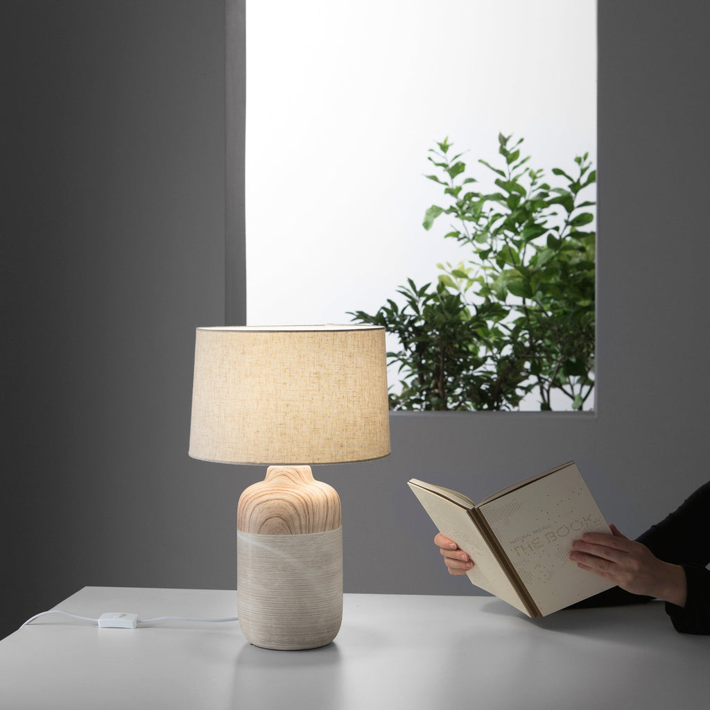 Lampada da tavolo WOODY in ceramica e legno con paralume in tessuto - FT-FeelThe