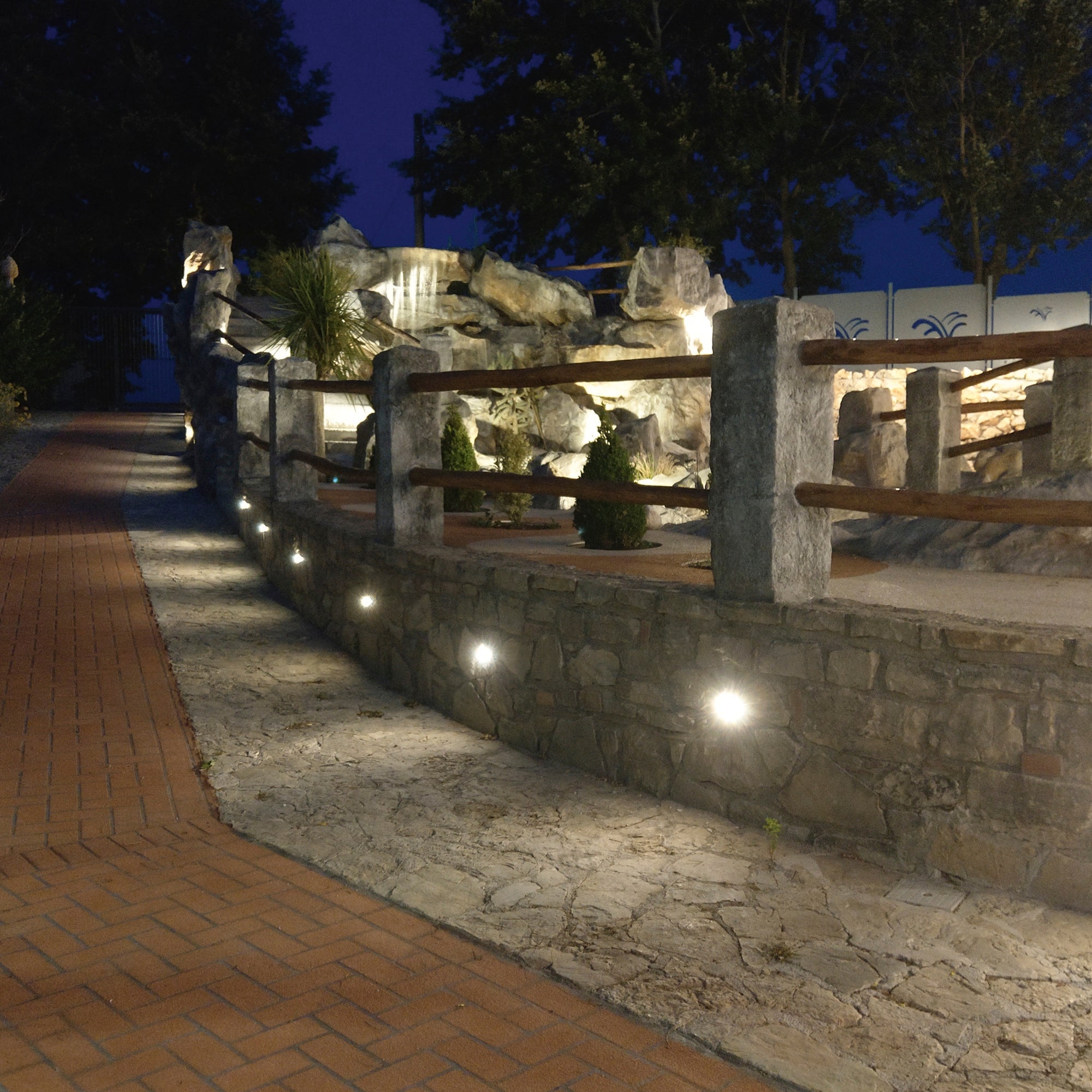 Segnapassi in alluminio Onyx, con finitura nero o bianco goffrato e LED COB 2W. Disponibile in forma quadrata o rotonda - FT-FeelThe