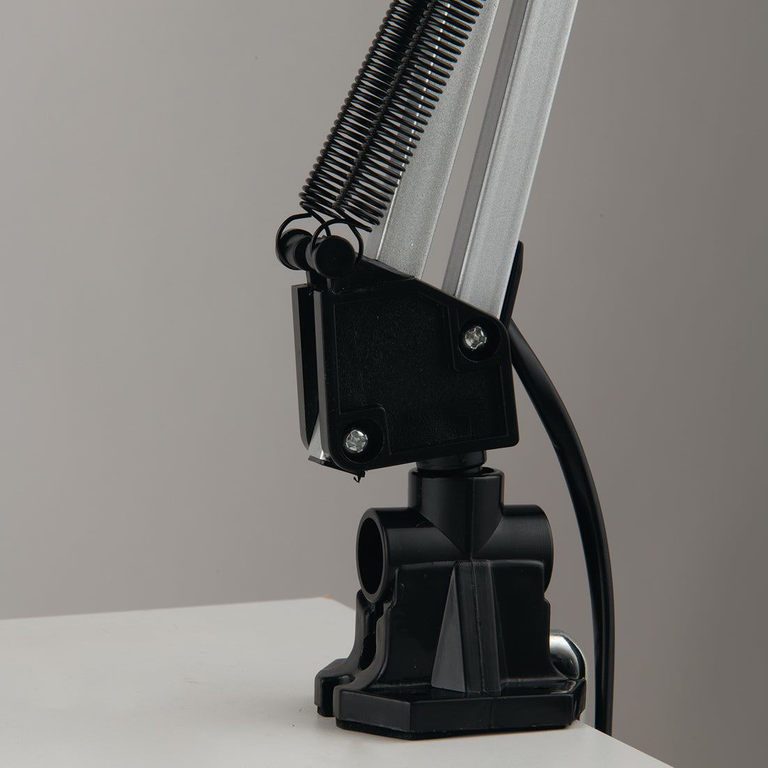 Lampada da lettura ARCHITETTO nera con braccio e diffusore orientabile in metallo - FT-FeelThe