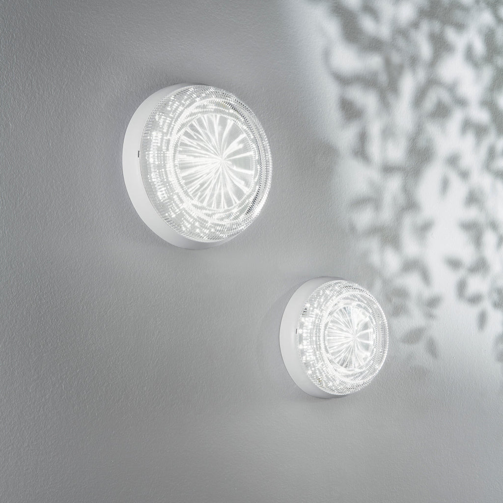 Plafoniera per esterni Capri con LED integrato, luce naturale e diffusore trasparente effetto diamantato. Disponibile in due dimensioni - FT-FeelThe