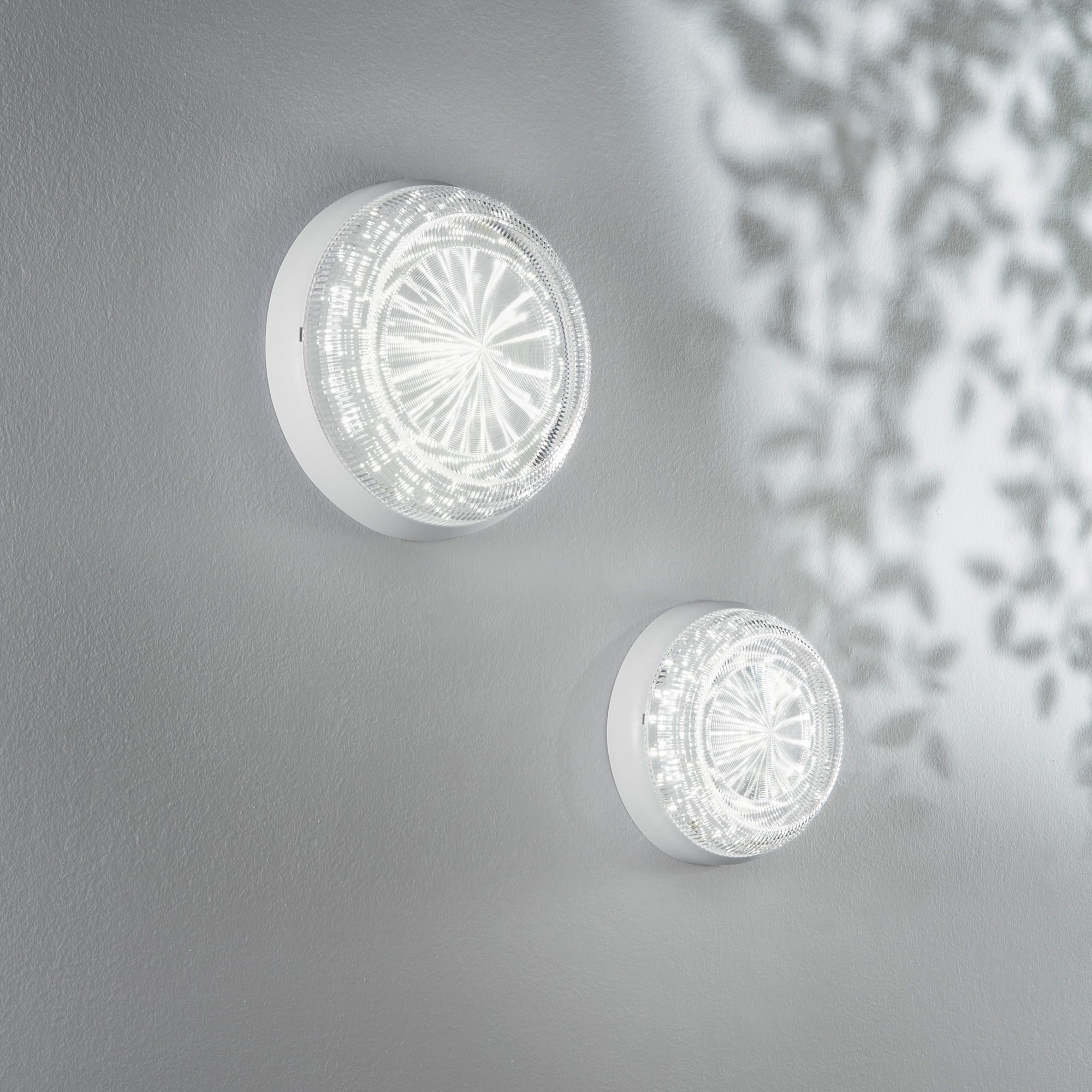 Plafoniera per esterni Capri con LED integrato, luce naturale e diffusore trasparente effetto diamantato. Disponibile in due dimensioni - FT-FeelThe