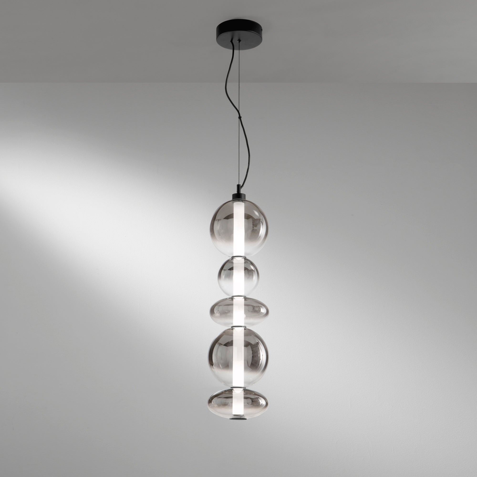 Sospensione LED KEMET in metallo con diffusori in vetro fumè - FT-FeelThe