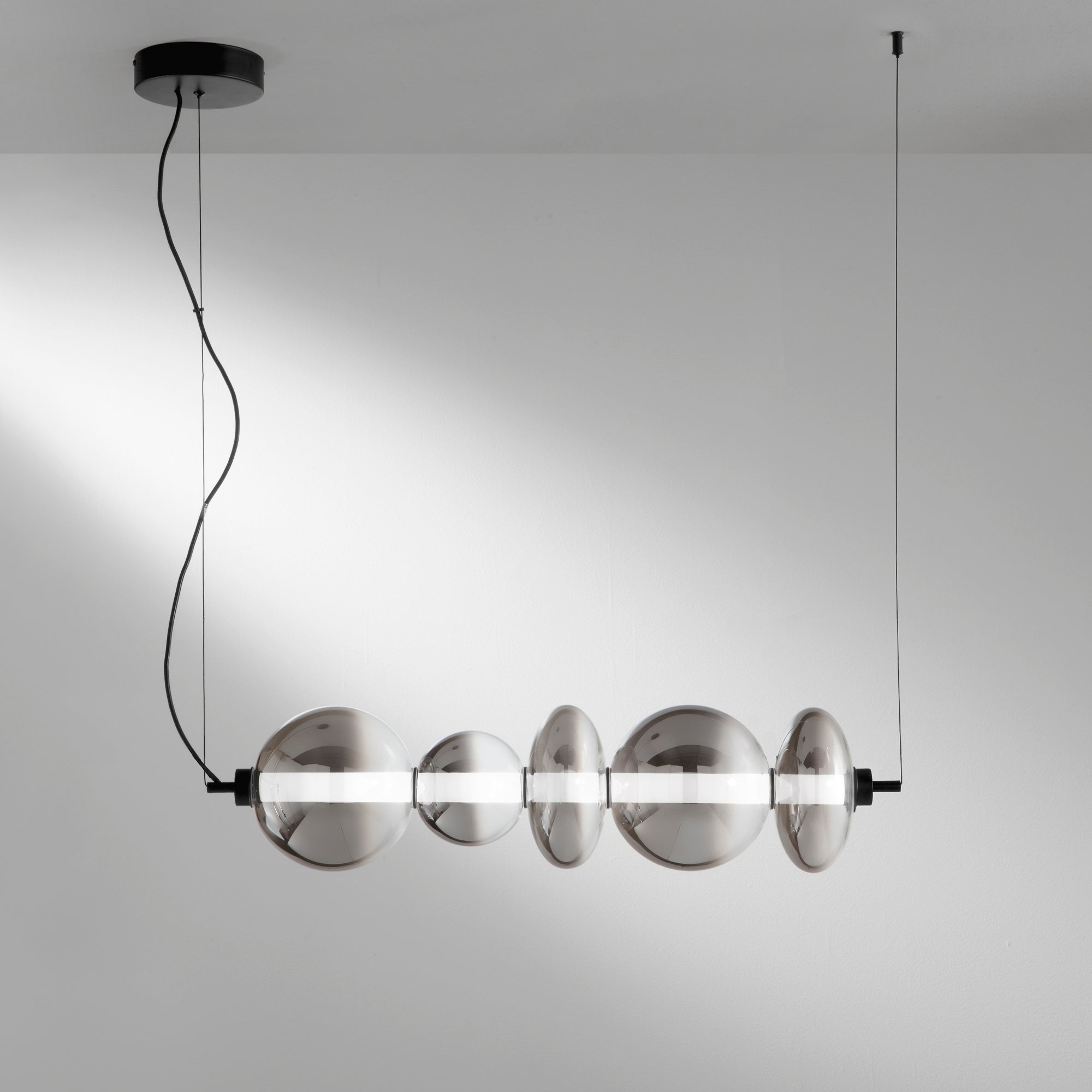Sospensione LED KEMET in metallo con diffusori in vetro fumè - FT-FeelThe