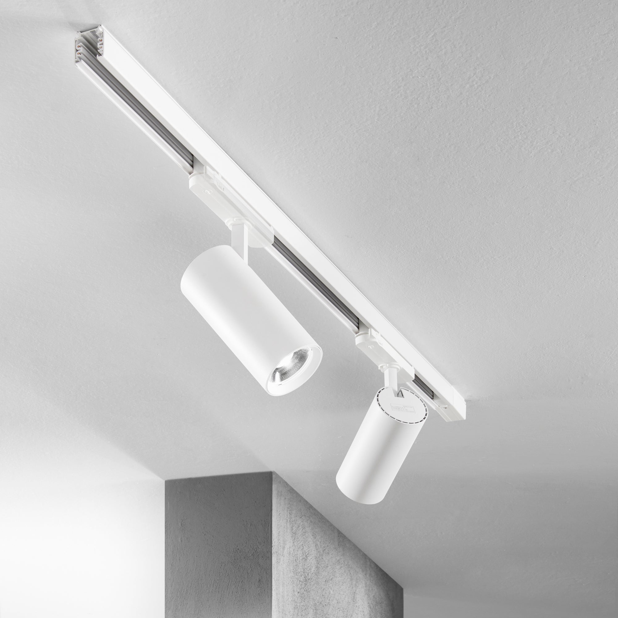JET ALTO LUMEN aluminium track light with three-phase adapter