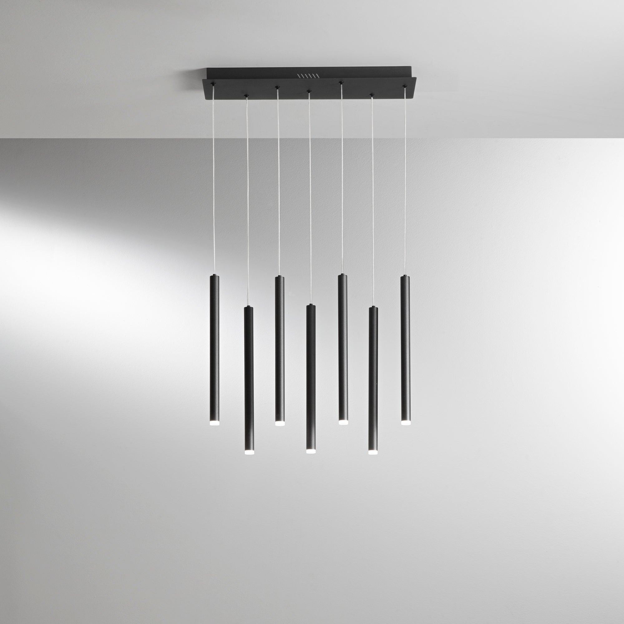 Sospensione LED PYPE con struttura tubolare lineare e interruttore CCT per la personalizzazione della temperatura colore - FT-FeelThe